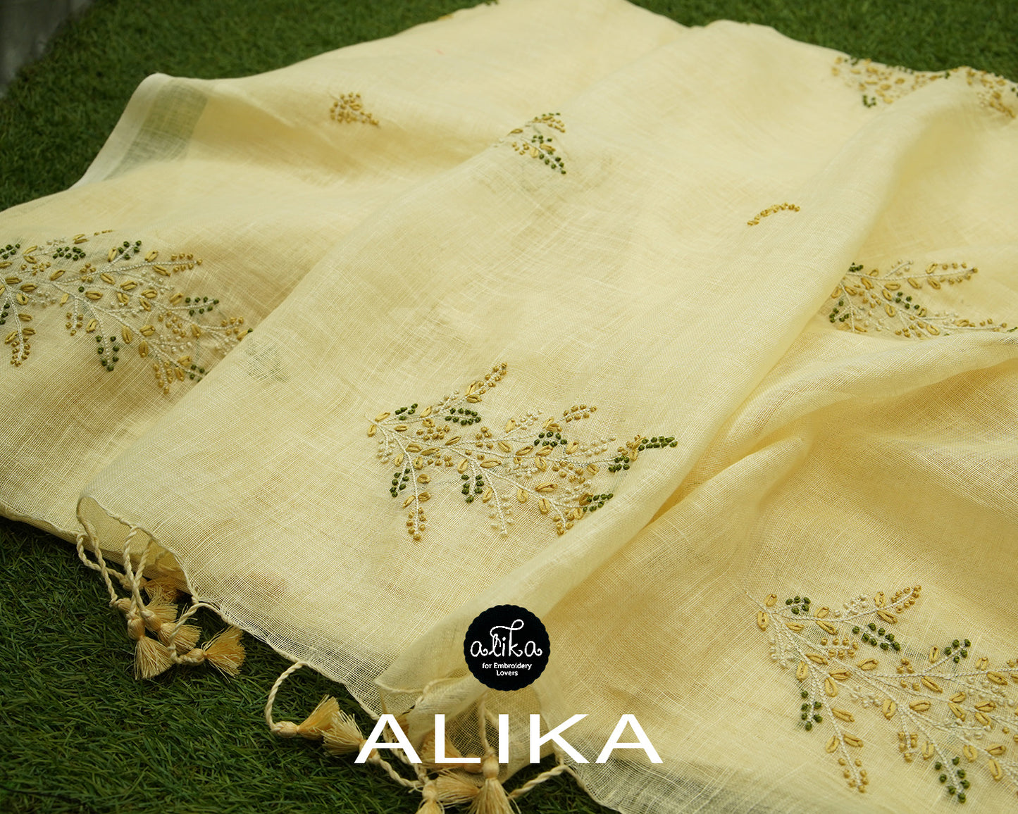 Cream shade linen drape with scattered floral bunches in pallu and small buttas across body